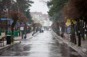 Deszczowa jesień w Pobierowie - ul. Grunwaldzka